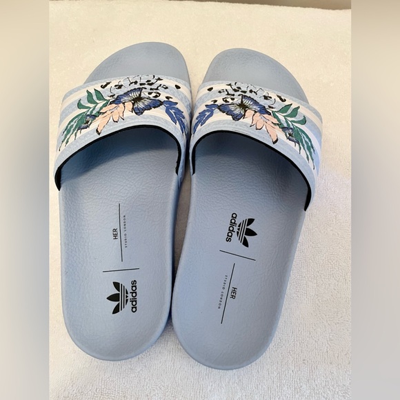 Adidas Adilette Slides - Size 5 Youth / 6.5 Women’s - Picture 3 of 6